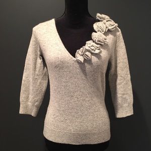 GREY V NECK SWEATER WITH FLOWERS